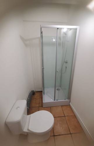 Rénovation salle d'eau avec cabine de douche et WC appartement RDC (13000)
