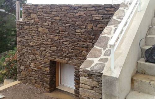 Travaux maçonnerue sur façade en granit bouchardé grège à  Mahalon (29790)