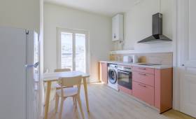Travaux de rénovation energétique pour un appartement destiné à la location : cuisine avec ballon d'eau chaude compact mural 