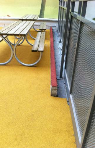 Installer un banc d'école à Neuilly