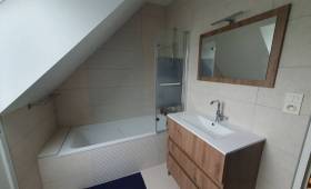 Salle d’eau terminée avec baignoire spacieuse 