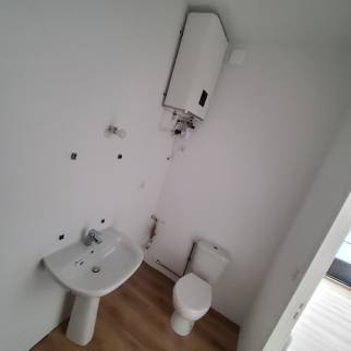 pièce d'eau et WC pour le local commercial