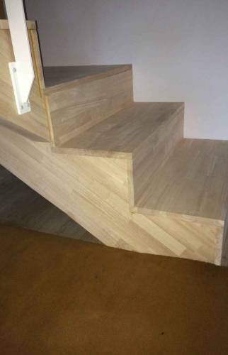 escalier en bois clair 