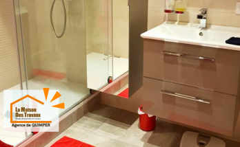 Rénovation de salle de bain près de Combrit : Transformation moderne avec douche italienne et meuble vasque design. Un projet signé La Maison Des Travaux Quimper.