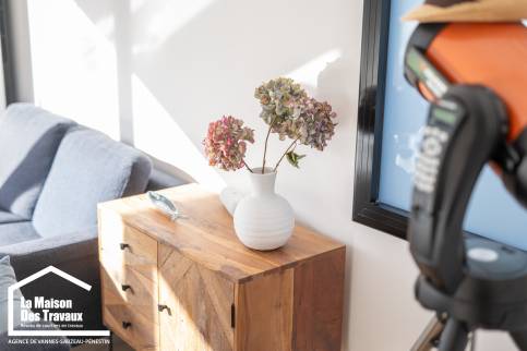 Maison secondaire rénovée : un salon moderne avec vue sur le jardin