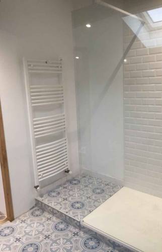 Grande douche à l'italienne dans les combles à Varzay