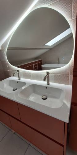 Rénovation de salle de bain dans les combles avec miroir rétroéclairé - Ambérieu-en-Bugey 01500