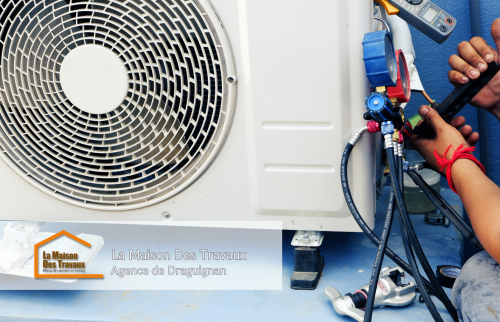 L’unité extérieure de la climatisation, placée discrètement à l’arrière de la maison pour une intégration parfaite et un fonctionnement silencieux.