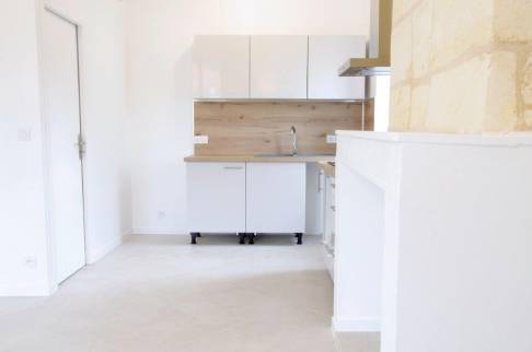 Cuisine blanche avec plan de travail en bois