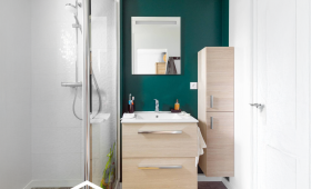 salle de bain vert de face avec lavabo en bois clair