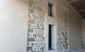Façade en pierre apparente rénovée - Alixan 26300