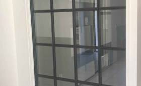 Installation d'une porte verrière loft