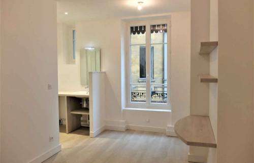 Rénovation et réagencement d'un appartement situé dans le quartier Lyon Brotteaux : chambre avec salle de bains