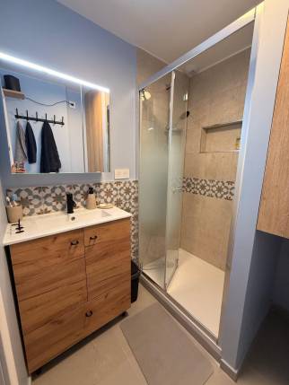 Rénovation salle de bain Paris 18, vue d'ensemble meuble vasque et cabine de douche