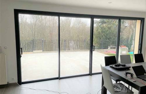 Grande baie vitrée dans le salon (Yerres 91330)