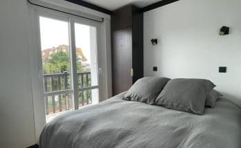 La chambre parentale avec le meuble de rangement