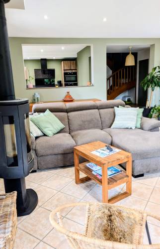 La cuisine, vue du salon, avec un rappel de la couleur verte pour créer une harmonie entre les deux pièces