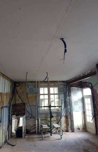 Pendant travaux : murs en cours 