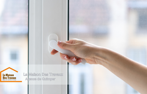 Les fenêtres récemment installées offrent une excellente isolation thermique et phonique, protégeant efficacement l’intérieur du bruit de la route.