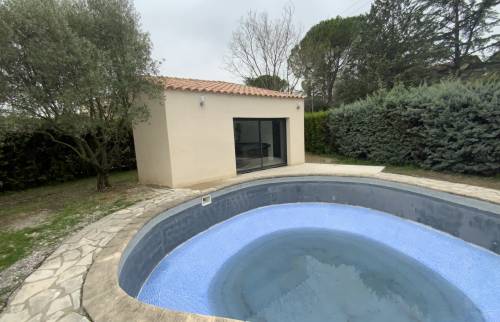 Local technique terminé avec façade crépie, toiture en tuiles et baie vitrée, construit près d'une piscine en rénovation – projet en Haute-Savoie.