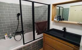 Salle de bain rénovée avec baignoire