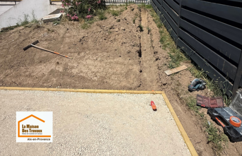 Préparation du terrain à Venelles avec création d’une plateforme compactée destinée à accueillir une future terrasse bois sur plots et un jacuzzi extérieur.