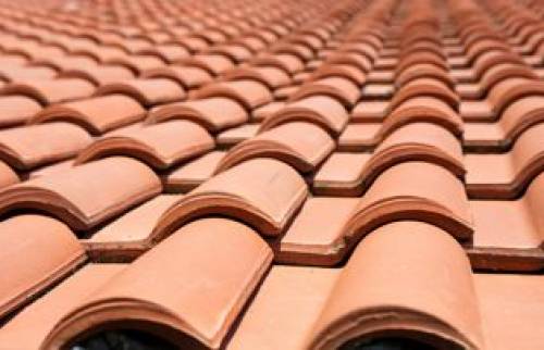 Vue de prés de tuiles en terre cuite