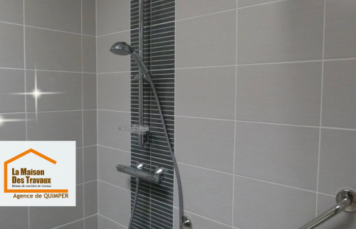 Colonne de douche élégante avec robinetterie chrome et bande verticale contrastante pour une finition design.