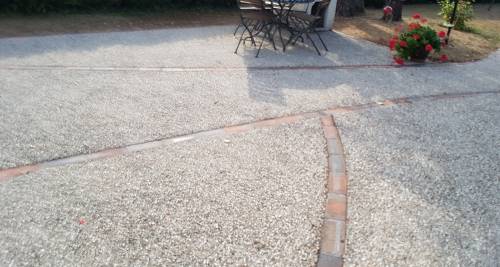 Béton désactivé et chaînette en briques - Charbuy (89)