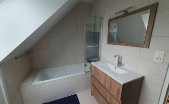 Salle d’eau terminée avec baignoire spacieuse 
