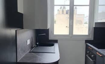 Un plan de travail arrondi dans cette cuisine moderne au Chesnay