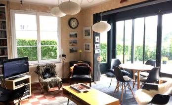 Installation d’une porte-fenêtre en aluminium noire style industriel dans un salon à Trébeurden (22560)