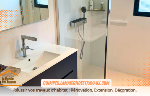 Un meuble moderne et pratique a été choisi pour optimiser l'espace. La finition en noir mat apporte une touche de sophistication, tandis que l'armoire murale, parfaitement intégrée, offre un espace de rangement suffisant sans encombrer la pièce.