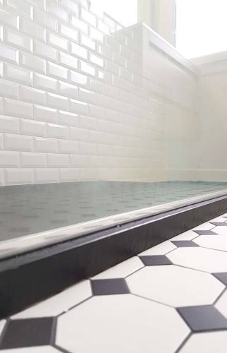 Vue receveur de douche avec carrelage vintage rustique