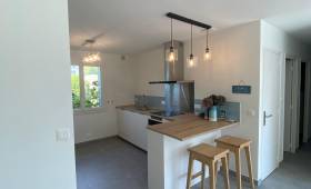 Cuisine ouverte moderne avec îlot central, rénovation complète à Arzon