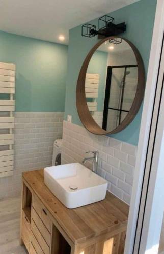 Une salle de bain colorée à Paris