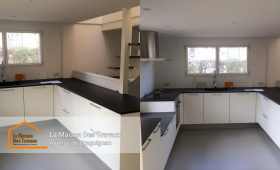 Une maison modernisée à Flayosc avec une cuisine en U et une extension lumineuse