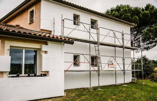 Pose de l'isolant thermique pour ITE