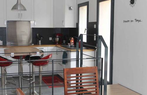 Rénovation d'une cuisine avec frangement entre le salon et la cuisine et accès par une passerelle, à Nantes (44)