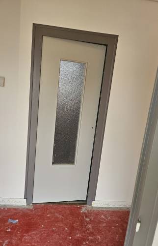 Encadrement de porte en coloris gris clair