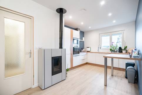 Installation d'un poêle à granules, maison située à Albigny Sur Saône