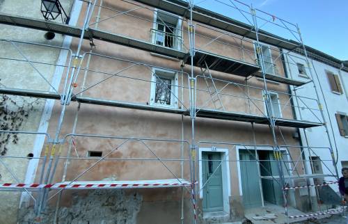 Façade en cours de rénovation en centre ville à Alès 30100