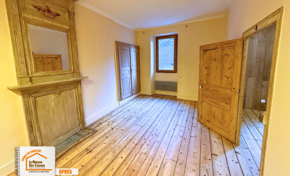 bardage bois intérieur appartement, ambiance chalet moderne, rénovation plafond spots LED, modernisation appartement Beaufort, rénovation habitat montagne