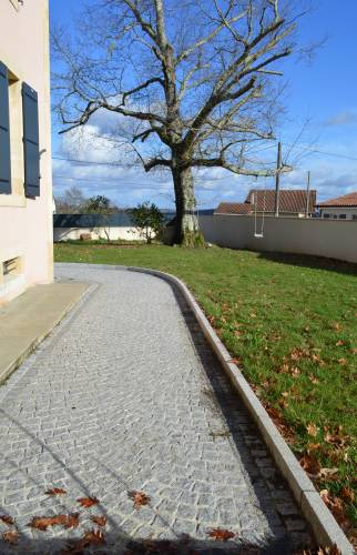 Allée pavée bordée