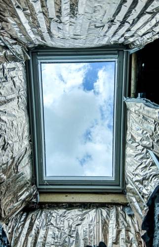 Fenêtre de toit côté salle de douche et Isolation en cours
