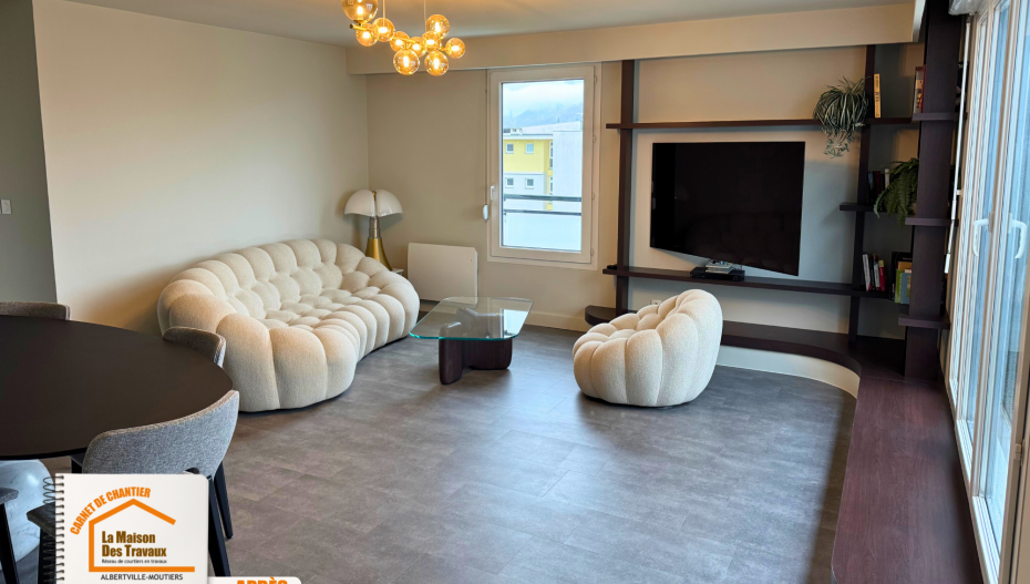  La Maison des Travaux Albertville, rénovation sur mesure Savoie, appartement moderne minimaliste, meuble TV bibliothèque noyer, rénovation élégante Albertville