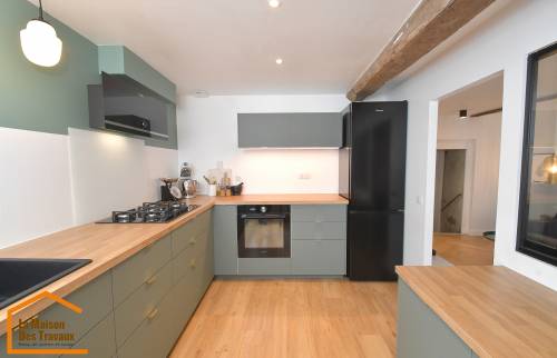 Création d’un salon cuisine – chantier de rénovation à Vénérieu