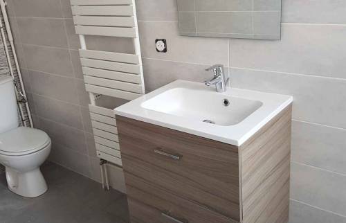 installation d'un nouveau bloc sanitaire dans une salle de bain à Crécy-la-Chapelle