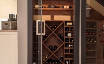 aménagement cave à vin sous escalier