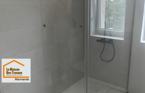 Un espace dépassé, prêt à être transformé en salle de bain moderne et fonctionnelle.